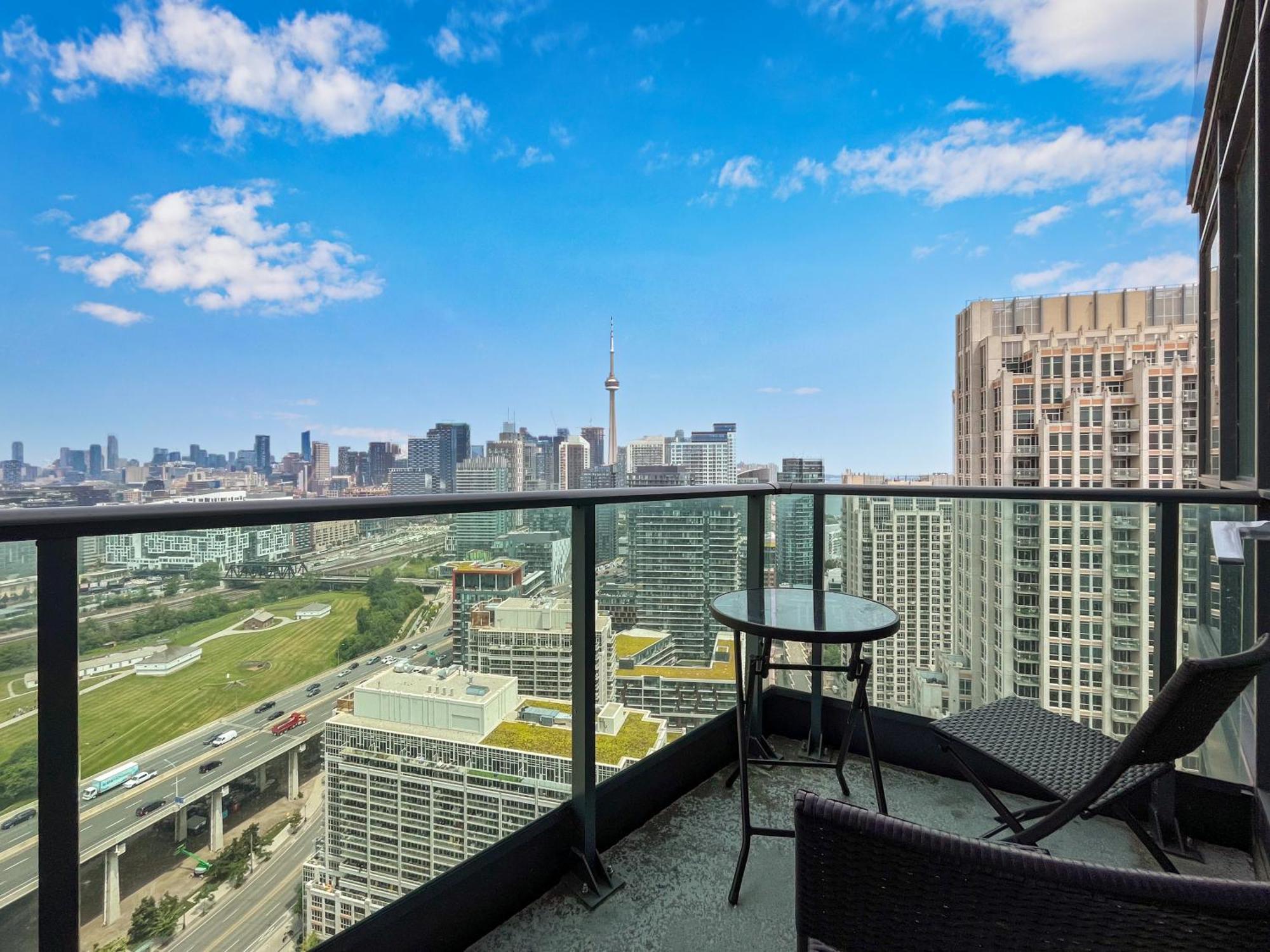 2 Bedroom Waterfront Condo Downtown W/ Free Parking Toronto Esterno foto