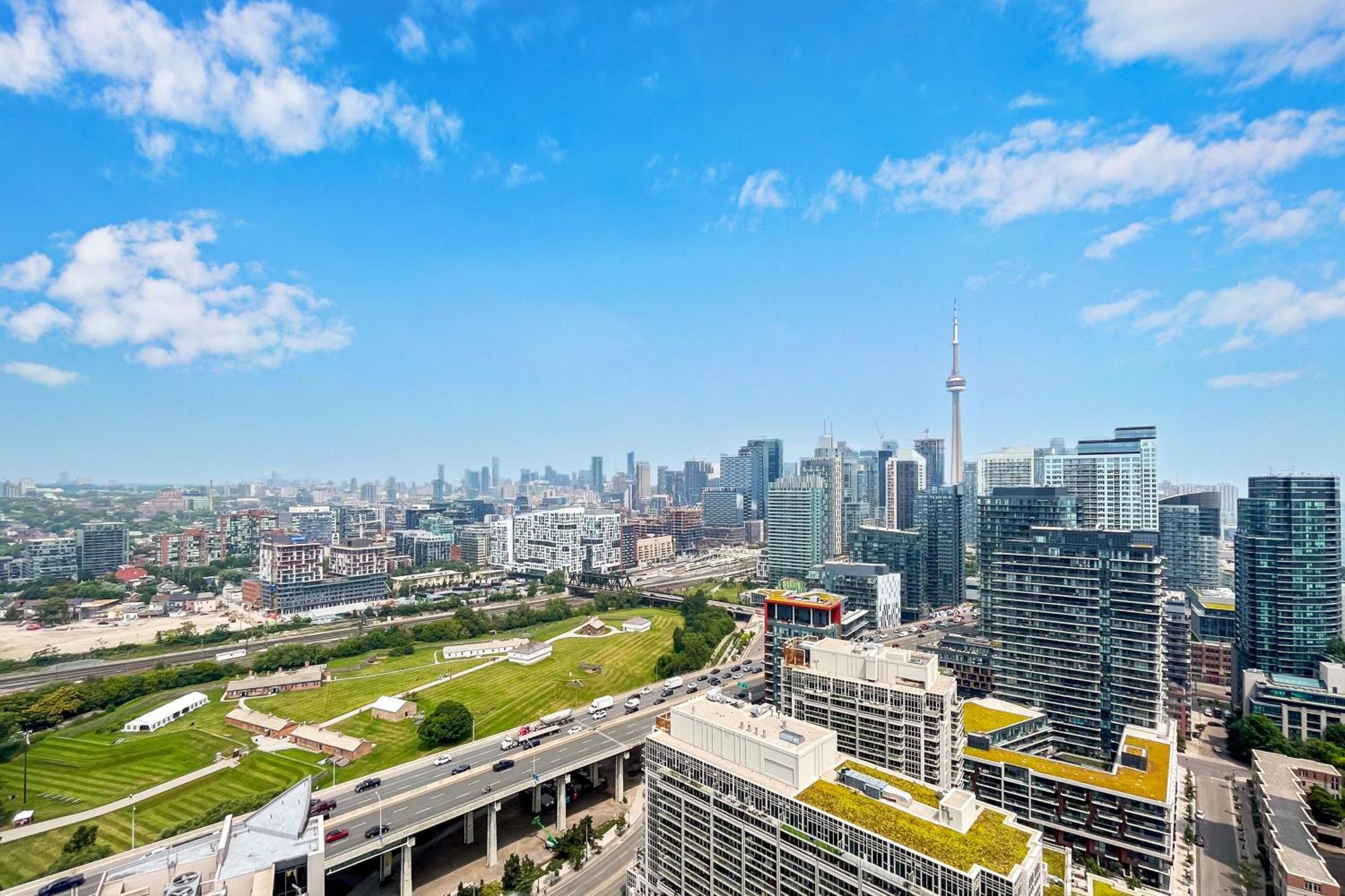 2 Bedroom Waterfront Condo Downtown W/ Free Parking Toronto Esterno foto
