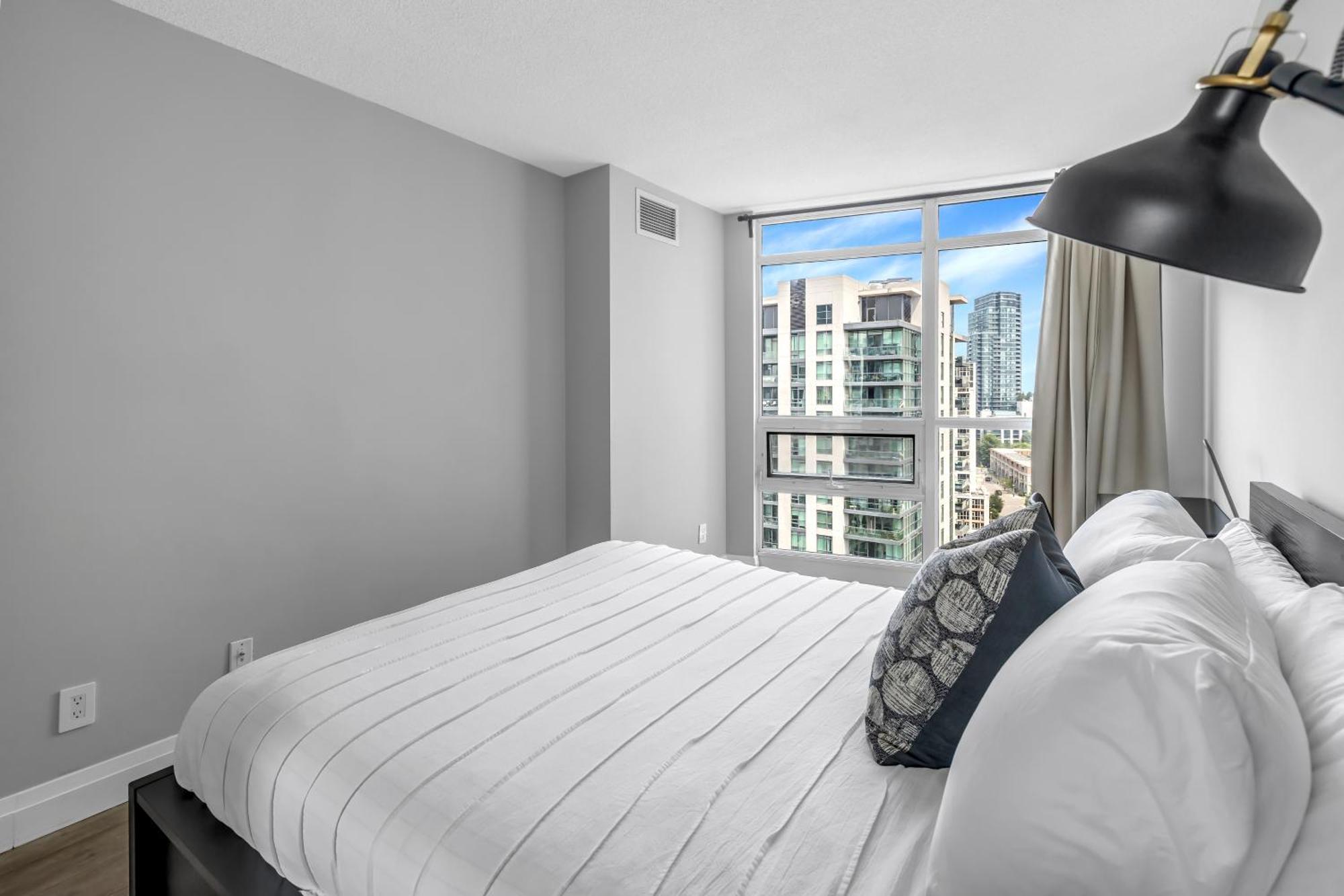 2 Bedroom Waterfront Condo Downtown W/ Free Parking Toronto Esterno foto