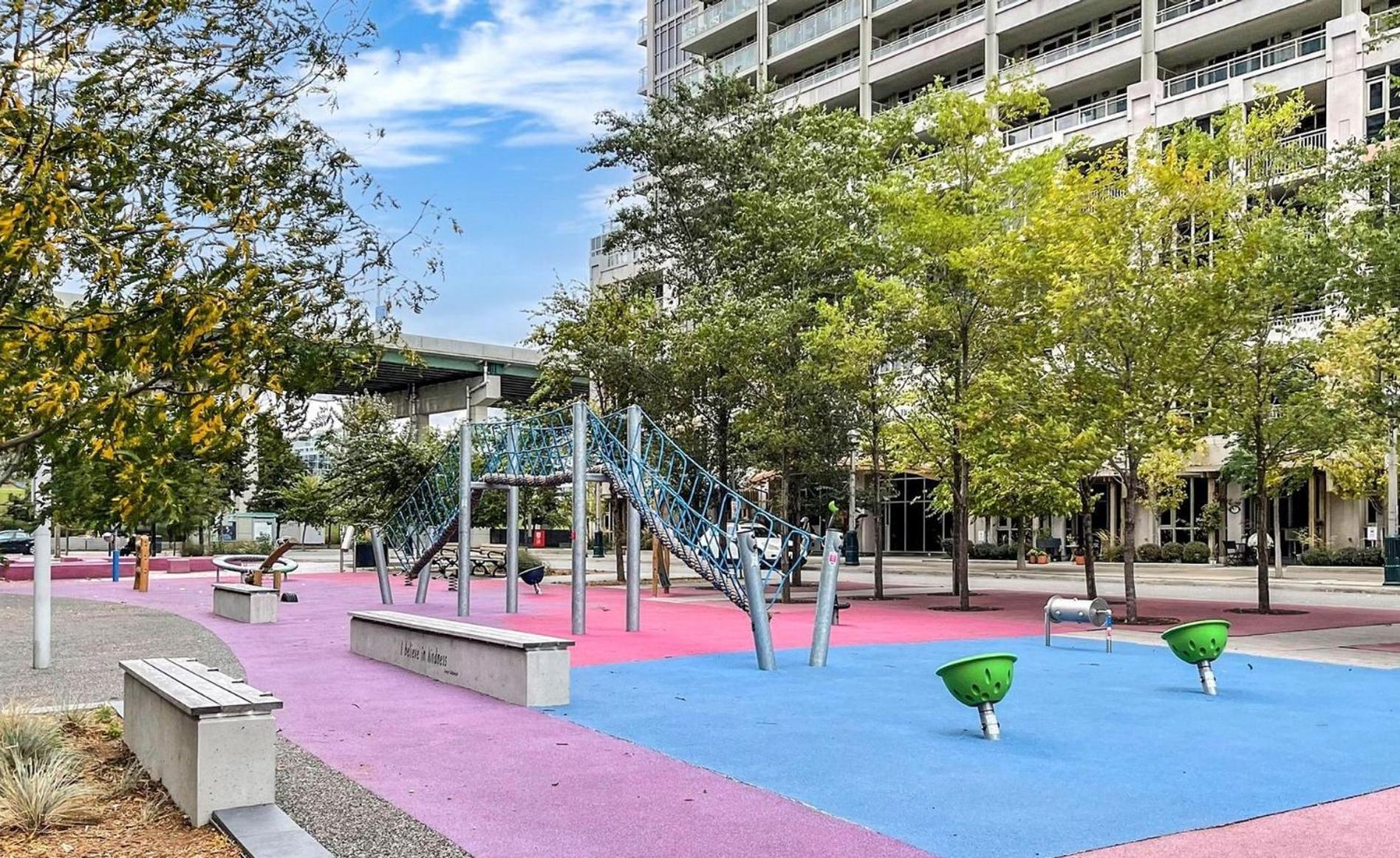 2 Bedroom Waterfront Condo Downtown W/ Free Parking Toronto Esterno foto