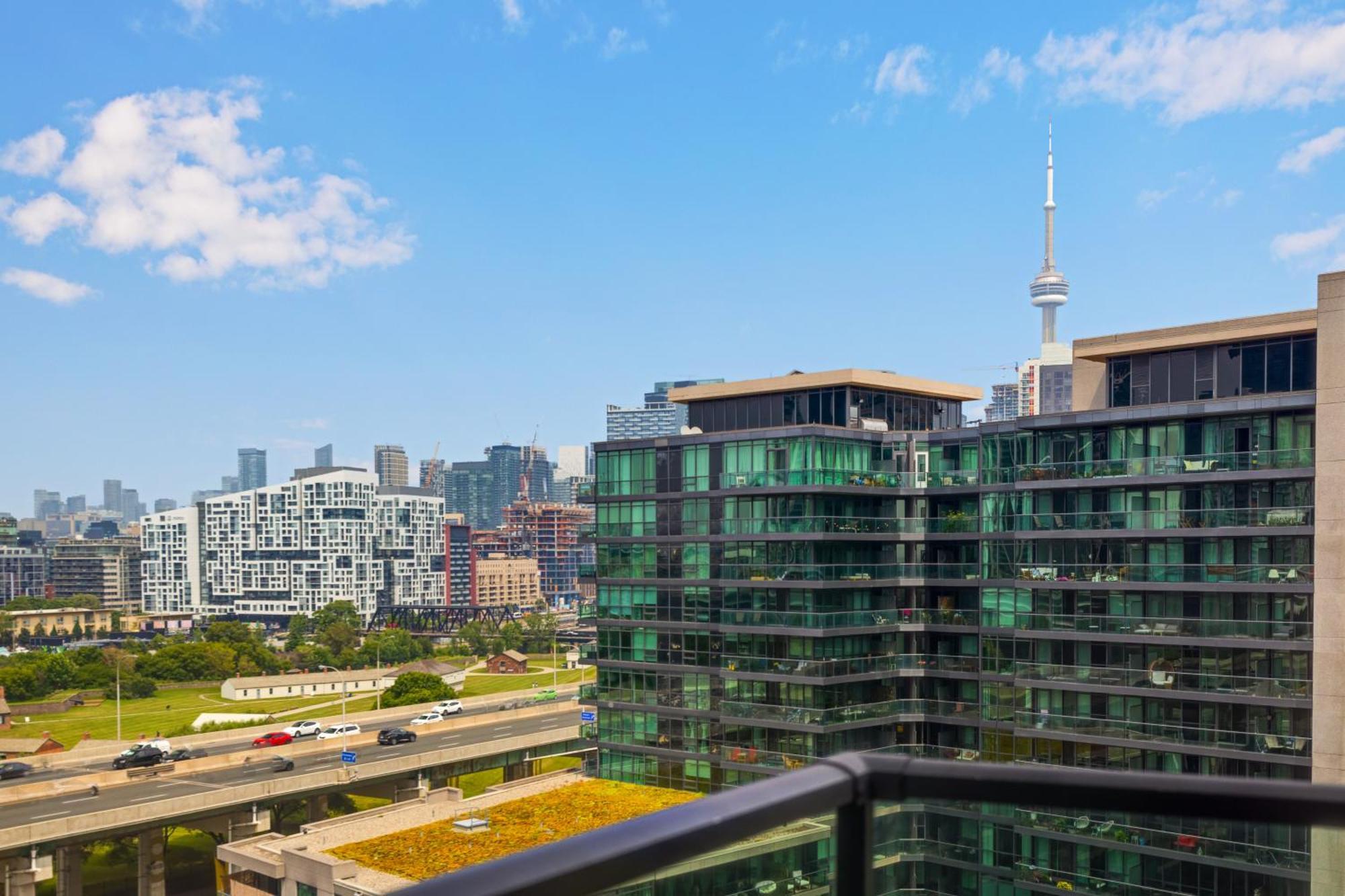 2 Bedroom Waterfront Condo Downtown W/ Free Parking Toronto Esterno foto